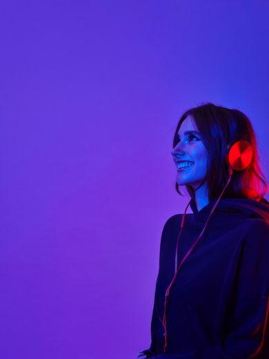 Eine Frau mit Kopfhörer Eine lächelnde Frau mit Kopfhörer auf