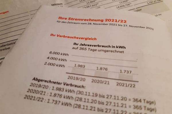 Stromrechnung Eine Stromrechnung, die Jahresverbrauchswerte im Vergleich zeigt