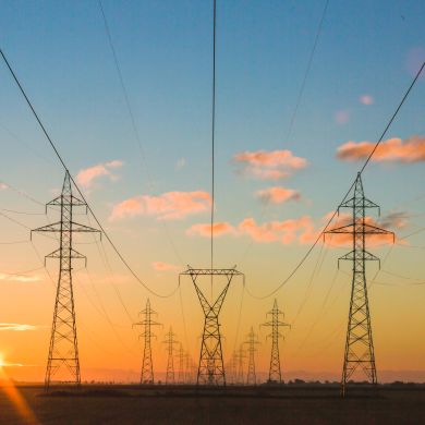 Strommaste vor Sonnenuntergang Viele Strommaste am Horizont vor einem Sonnenuntergang