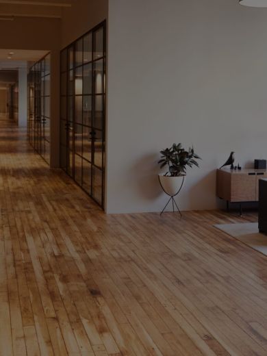 Moderner Flur Moderner Flur mit Holzboden und einer Sitzecke mit schwarzen Ledersesseln