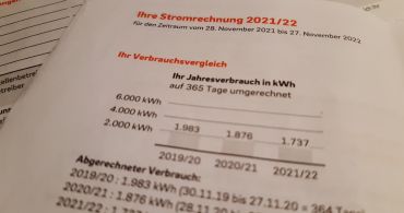 Eine Stromrechnung, die Jahresverbrauchswerte im Vergleich zeigt